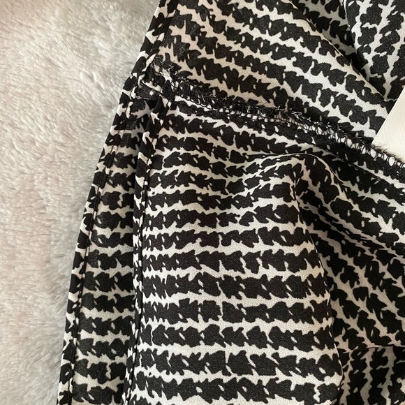 Nine West - Black and White, Houndstooth-ish V-Neck Women’s Tank - Size S - Picture 6 of 6